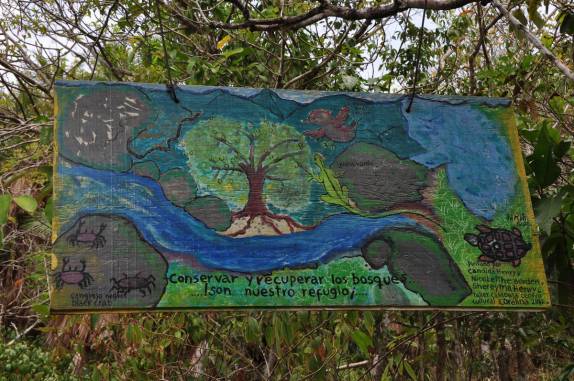 Arte e informações na trilha para o Morro do Pico, em Providencia, ilha colombiana no Caribe